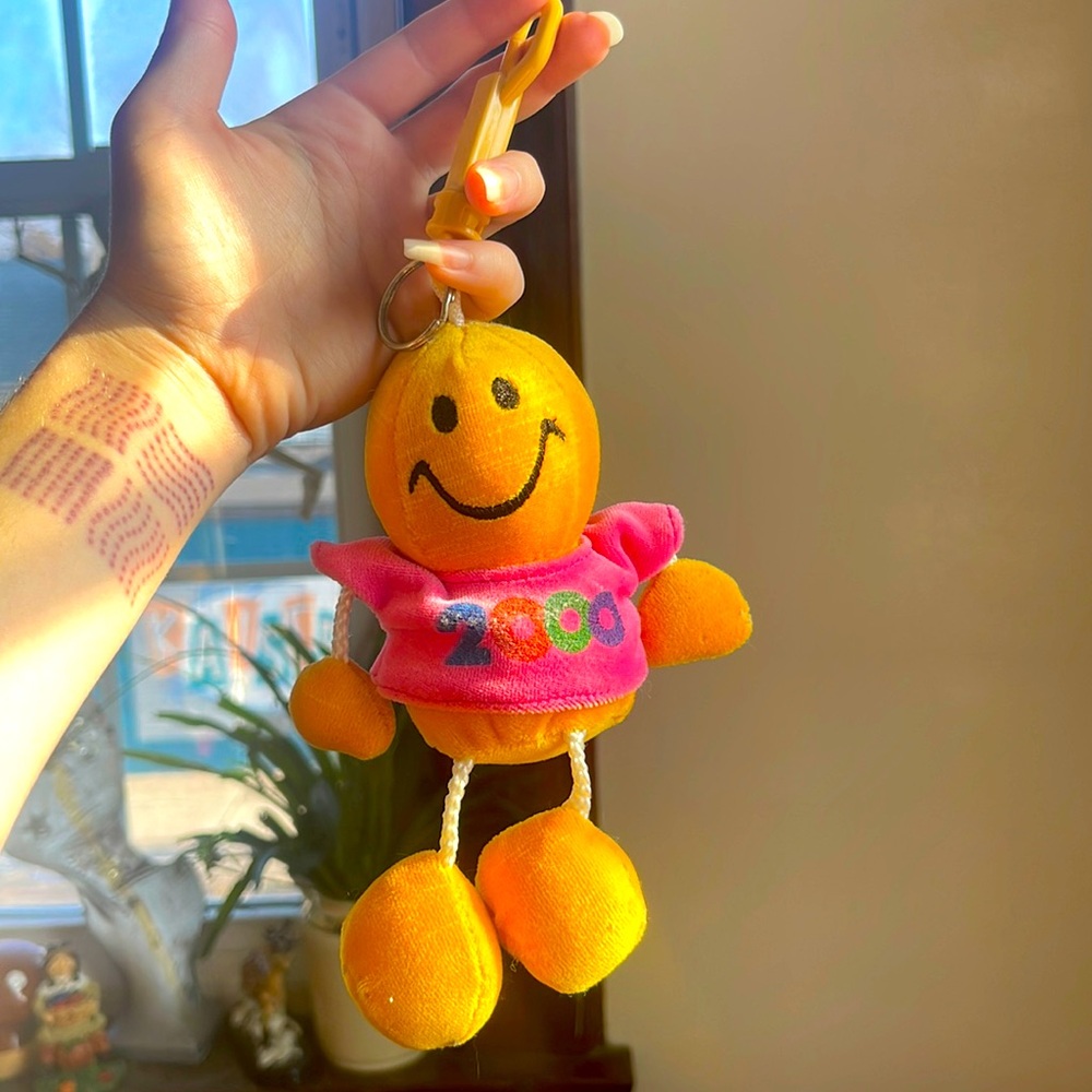Vintage 2000 smiley face keychain 😊